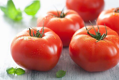 cildinizi temizlemek için domates maskesi