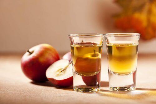 shot bardaklarında elma sirkesi