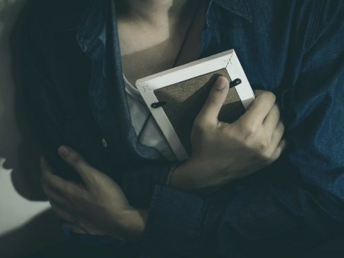 çerçeveye sarılmış bir kadın