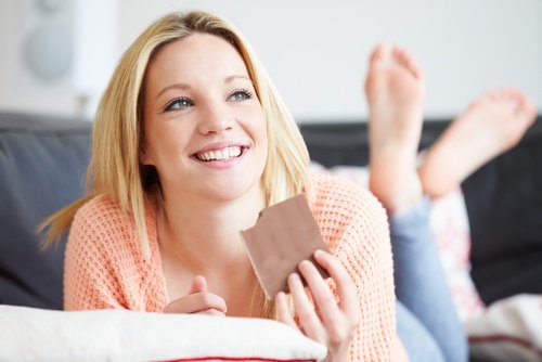çikolata yiyen mutlu kadın