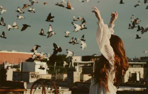 kadın ve kuşlar çatıda