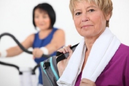 spor yapan yaşlı kadın