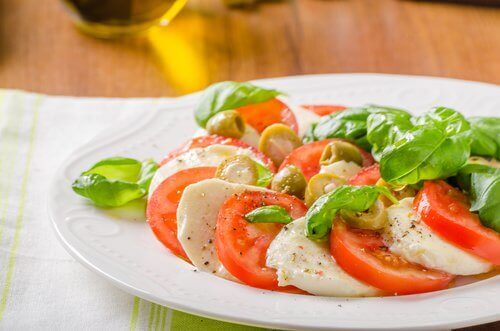 mozarella ve domatesli salata
