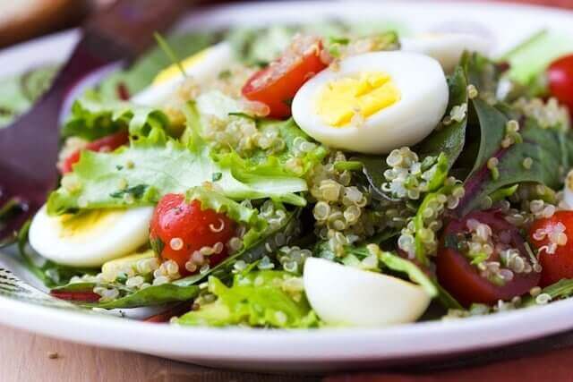 marul ve yumurtalı salata
