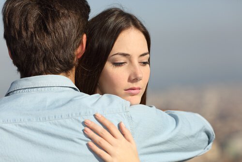Birbirine sarılan kadın ve adam