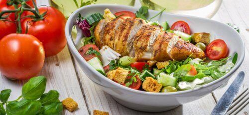 Bir tabak tavuklu salata