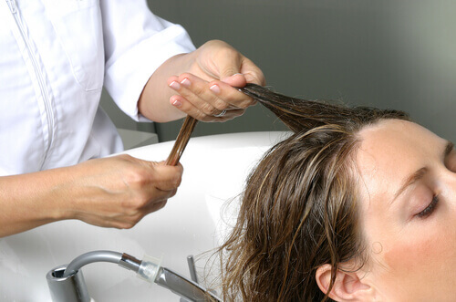 saçını yıkatan kadın