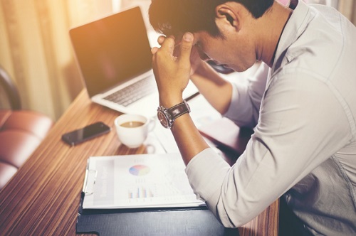 çalışırken başı ağrıyan adam