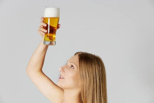 bir bardak bira tutan kadın