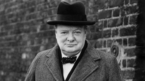 başarılı insan Winston Churchill kameraya bakıyor