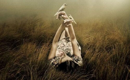 kuşlarla uzanan kadın