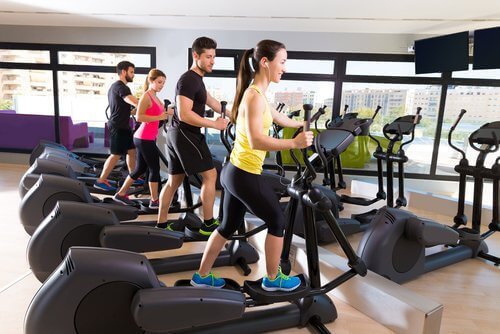 spor salonunda egzersiz yapan insanlar
