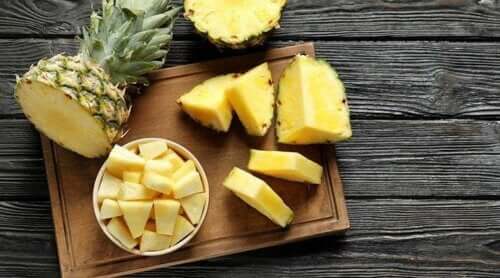 bir kase dilimlenmiş ananas