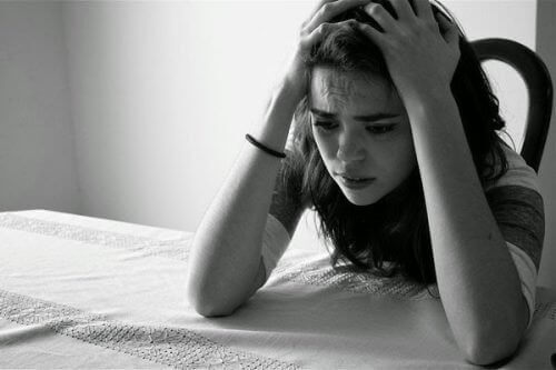 düşüncelerde kaybolmuş kadın