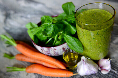 Uykusuzluğa karşı havuç ve ıspanaklı smoothie