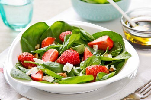 ıspanak çilek salatası