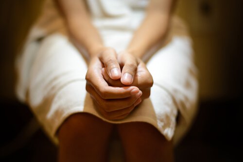 klozette oturan kadın