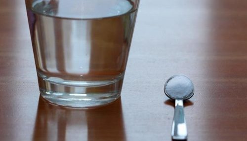 karbonat ile bir bardak su