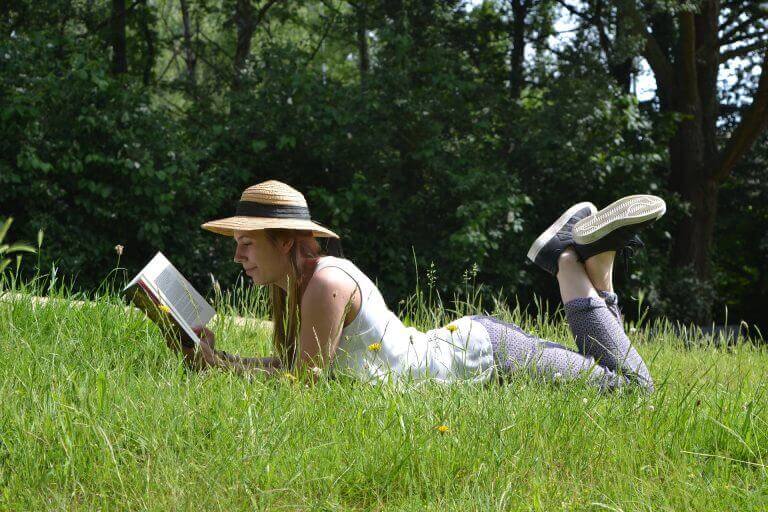doğa ve bitki üzerinde kitap okuyan kadın