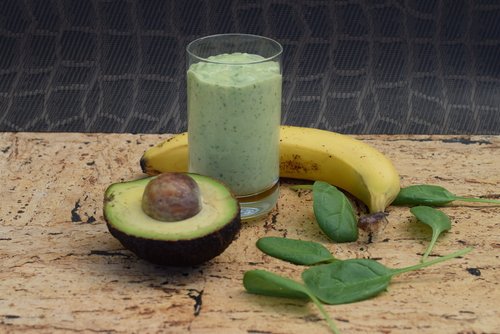 muz ve avokadolu smoothie