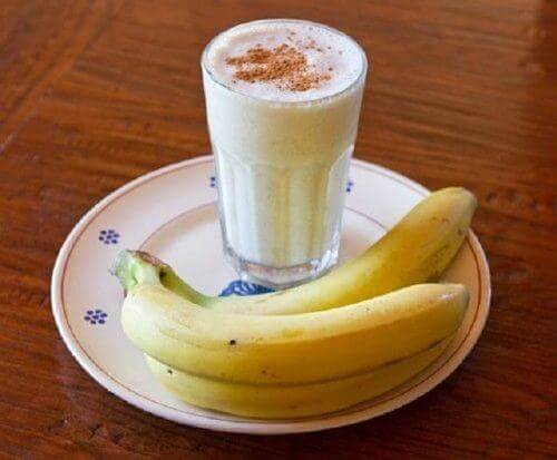 Muz, yoğurt ve tarçınlı smoothie