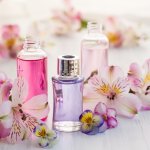 Parfüm şişeleri ve çiçekler