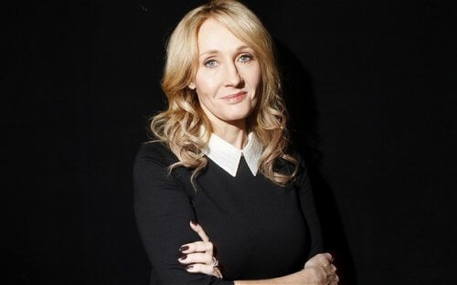 Rowling siyah arka fonda poz veriyor