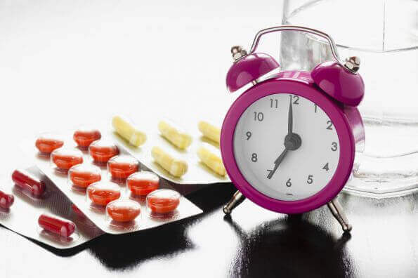 ilaçlar ve alarmlı saat