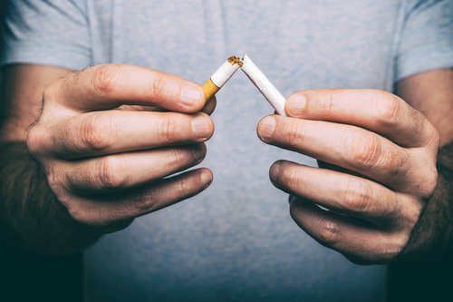 ortadan ikiye ayrılmış bir sigara