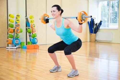 squat yapmak kalçanızı şekillendirmek için etkilidir