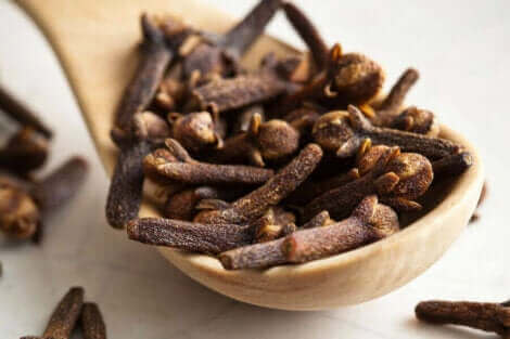 tahta kaşıkta karanfil