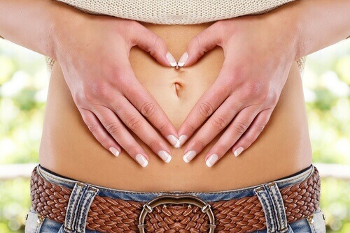 karnı ağrıyan kadın