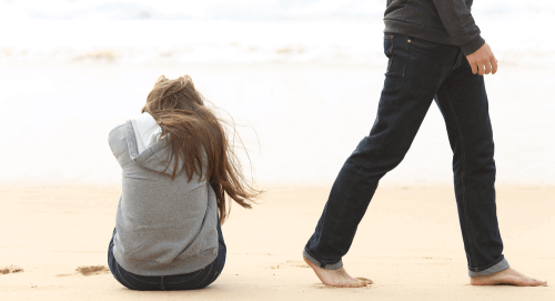 kumsalda oturan kadın