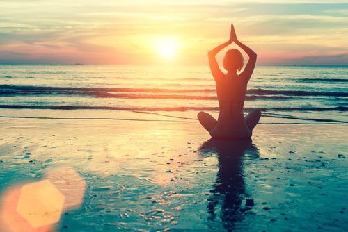 meditasyon yapan kadın