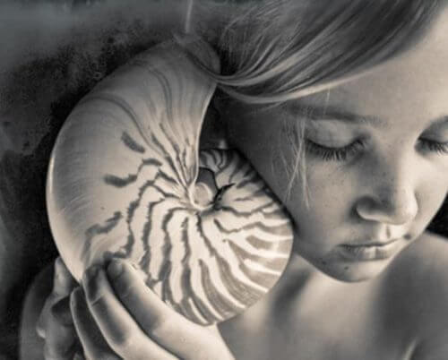 deniz kabuğunu dinleyen kız