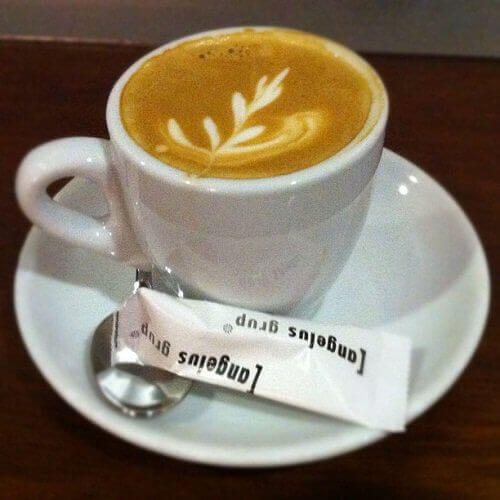 bir bardak sütlü kahve