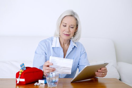 bir şeyler okuyan kadın