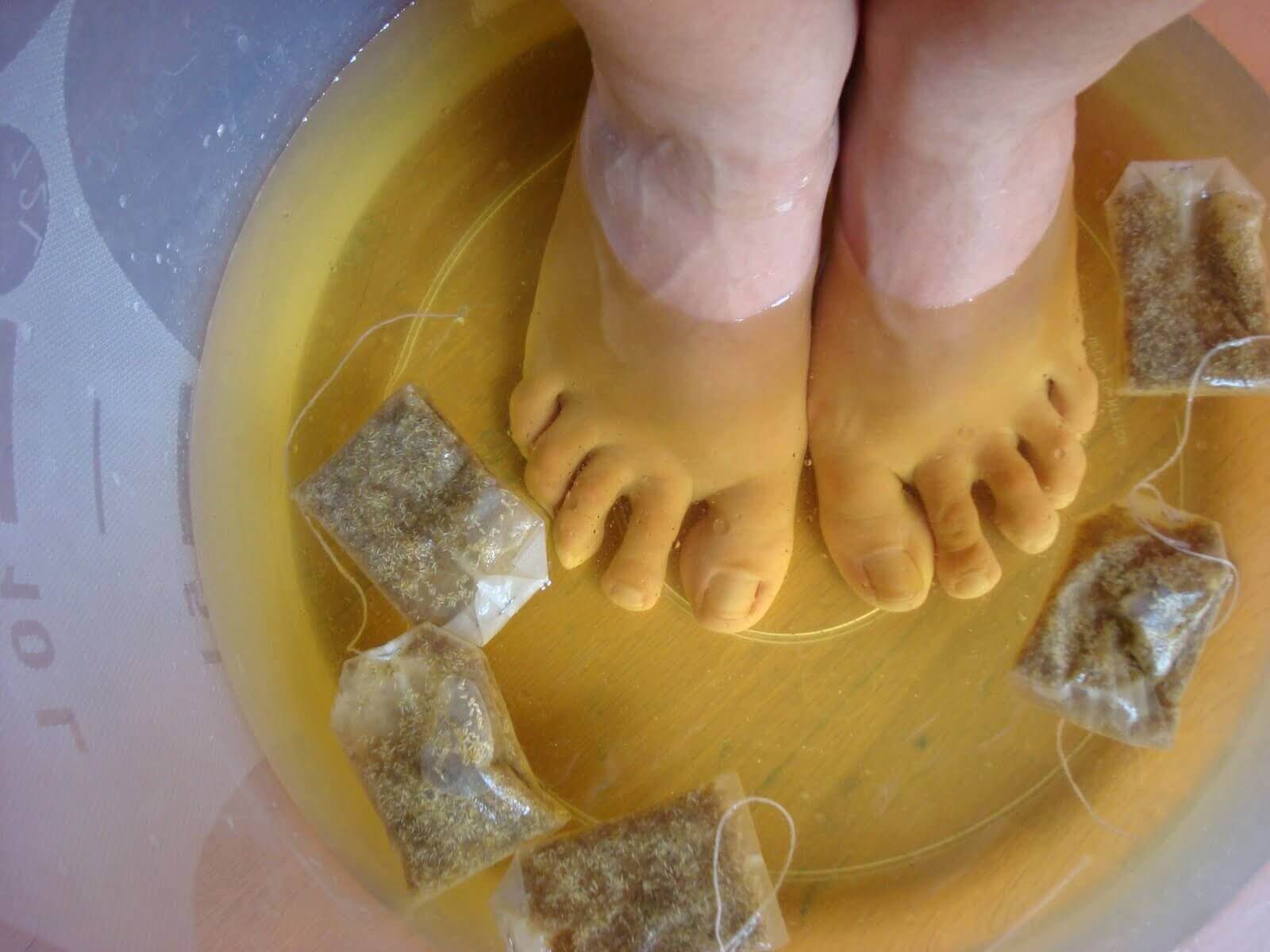 ayaklarını çaylı suda bekleten kadın