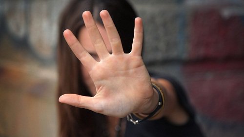 dur işareti yapan kadın