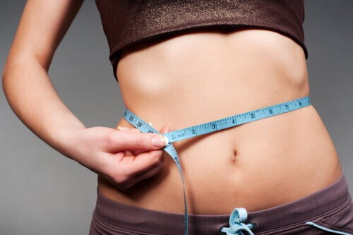 Mezurayla belini ölçen kadın