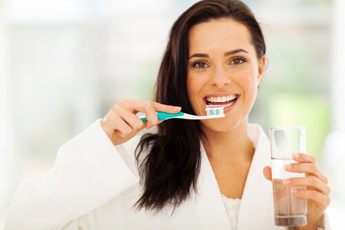 dişlerini fırçalayan kadın 
