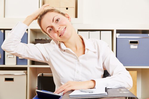 tek eli başında olan kadın