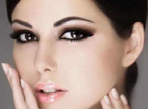 güzel sürülmüş göz kalemi