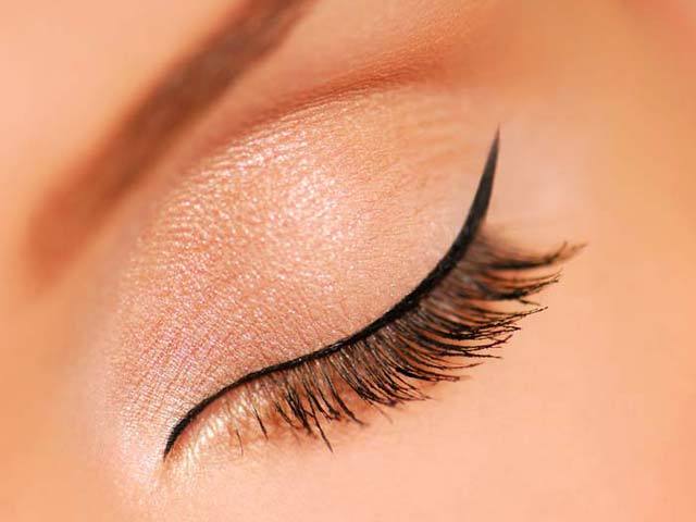 İnce çizgi Eyeliner tekniği