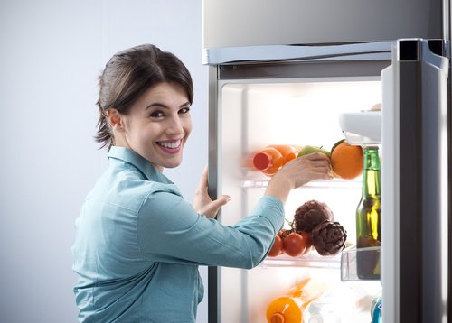 kadın ve buzdolabı 