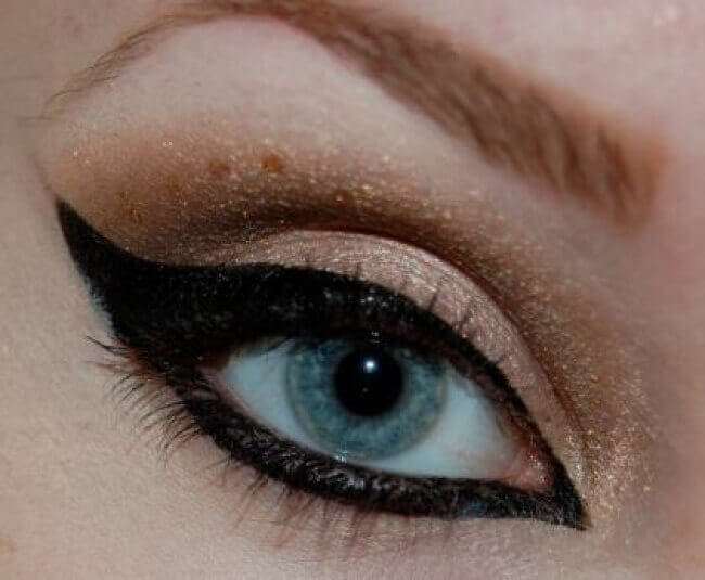 Kedi gözü Eyeliner tekniği