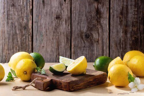 kesme tahtası üzerindeki limon