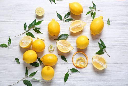 Limonlar ve yapraklar