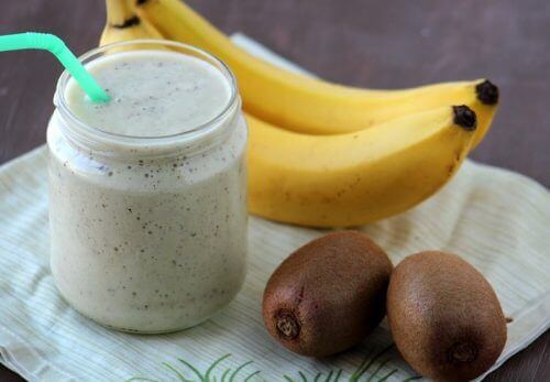 kas krampları için muz ve kivi smoothie
