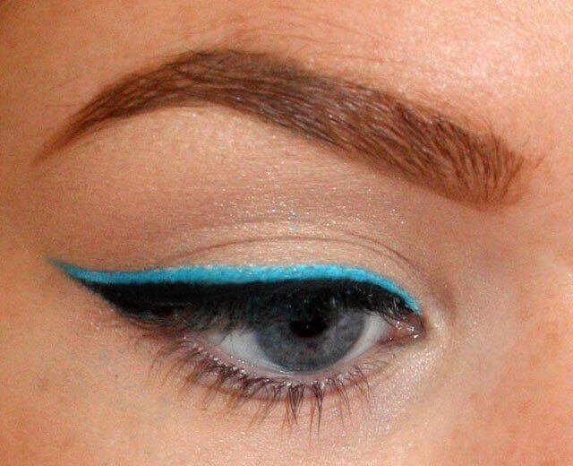 Mavi renkte Eyeliner